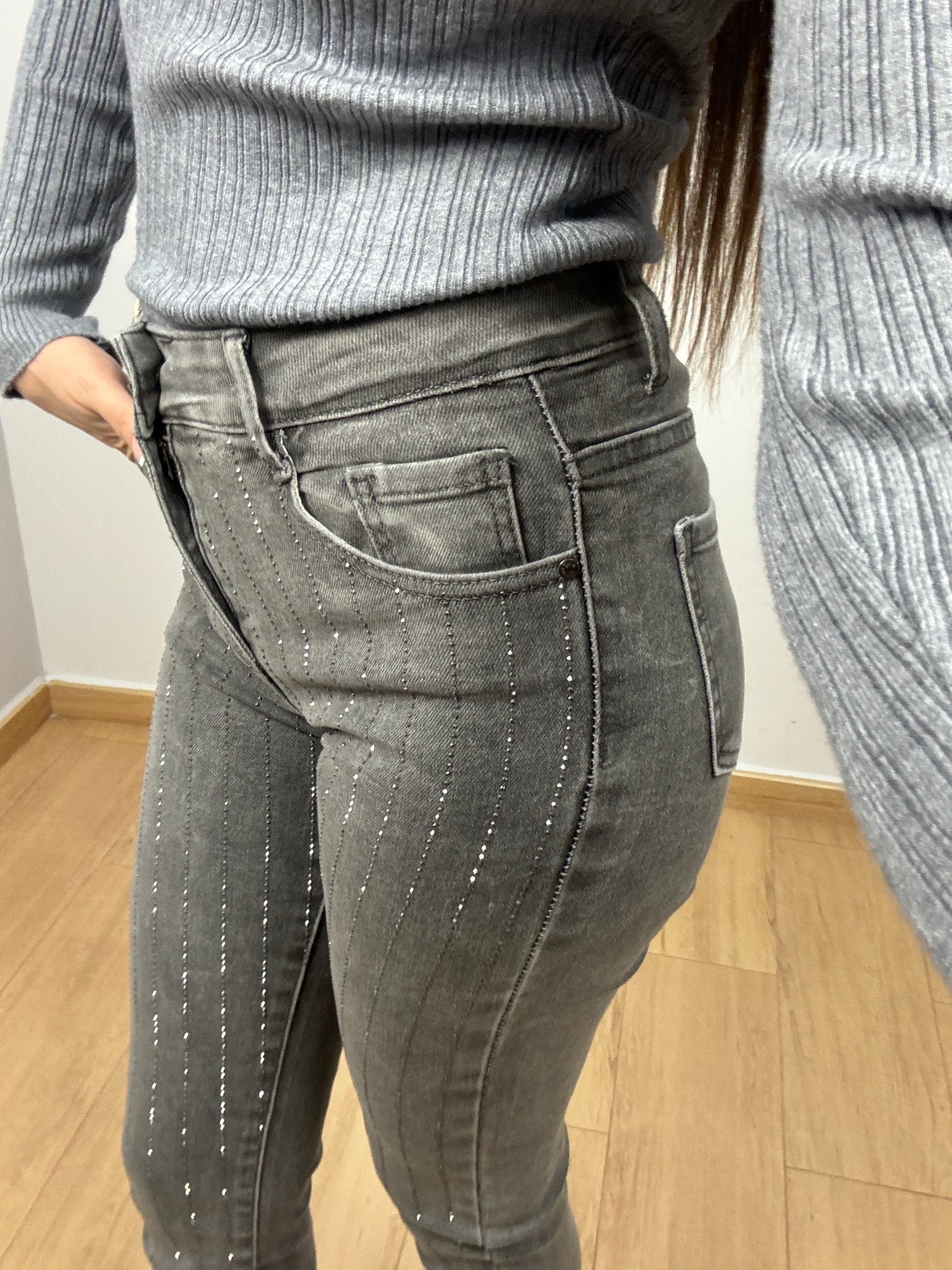 PANTALÓN BRILLO GRIS